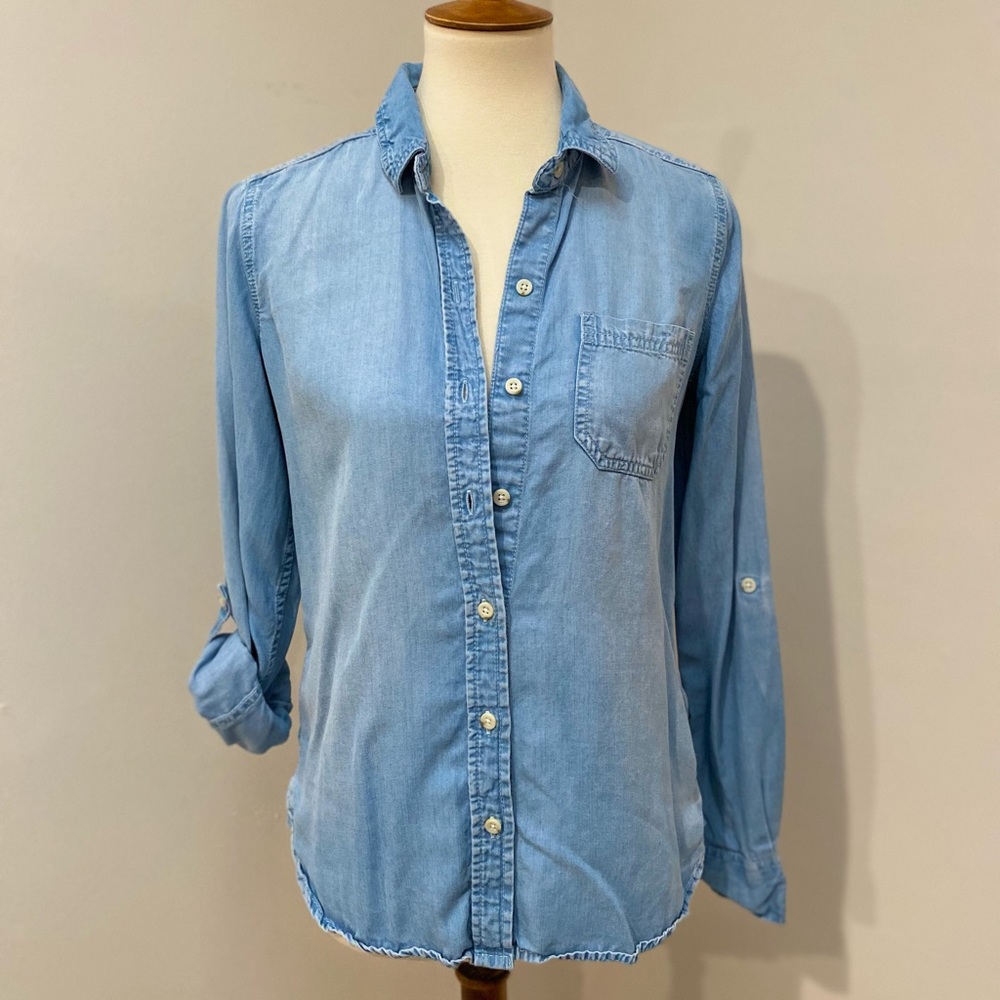 Mossimo Supply• Light Wash Chambray Jean Denim Long Sleeve Button Up Shacket